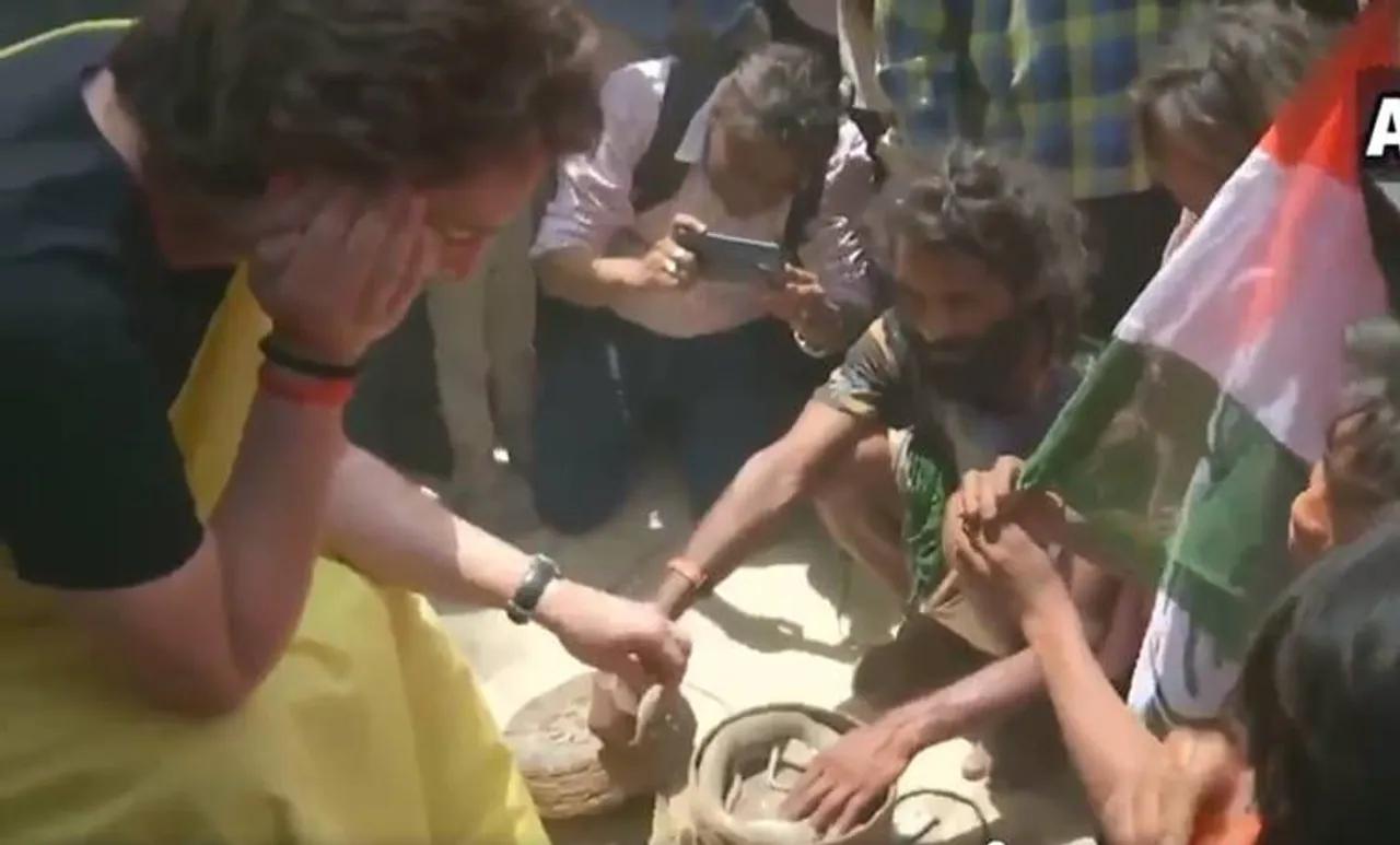 Priyanka Gandhi, snake, പ്രിയങ്ക ഗാന്ധി, പാമ്പ്, video, വീഡിയോ, iemalayalam, ഐ ഇ മലയാളം, today news, ഇന്നത്തെ വാർത്ത news india, latest news, breaking news, ബ്രേക്കിങ്ങ് ന്യൂസ്, india news live, india news today, national news, ദേശീയ വാർത്ത, national news today, national news headlines, പ്രധാന വാർത്തകൾ, latest national news, വാർത്തകൾ, national news india, വാർത്ത ന്യൂസ്, today national news, breaking news india, union government, central government, state government