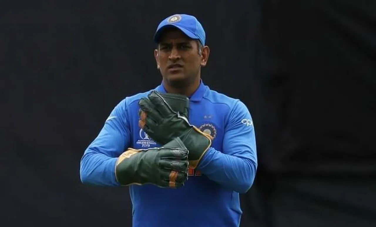 ms dhoni, dhoni, dhoni gloves, dhoni balidan gloves, dhoni army gloves, world cup, world cup 2019, dhoni world cup, bcci dhoni, icc dhoni gloves, cricket news, indina express,ind vs SA, ms dhoni, army insignia dagger, ms dhoni gloves dagger, ms dhoni para military force dagger, ms dhoni army rank, viral news, cricket news, sports news,bcci, icc