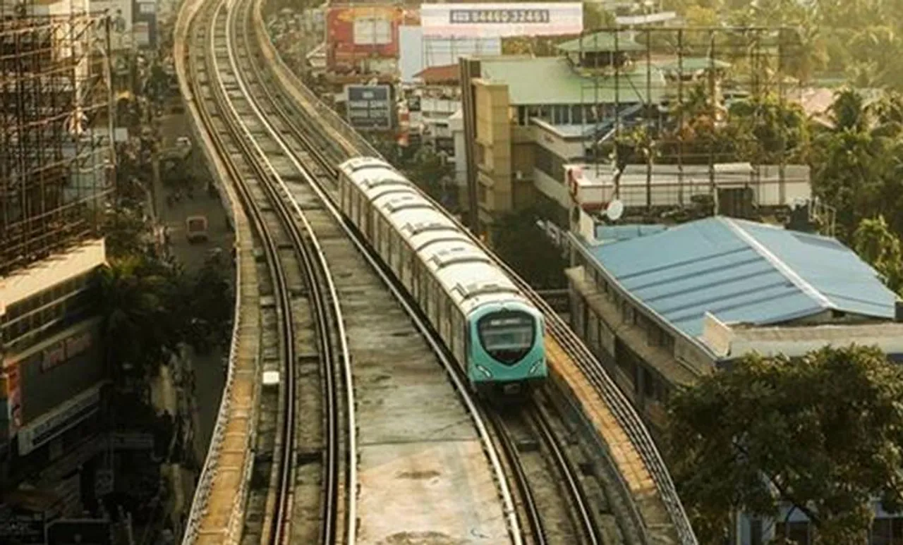 Kochi Metro, കൊച്ചി മെട്രോ, trail run, പരീക്ഷണ ഓട്ടം, maharajas college, മഹാരാജാസ് കോളേജ്, kadavanthra കടവന്ത്ര