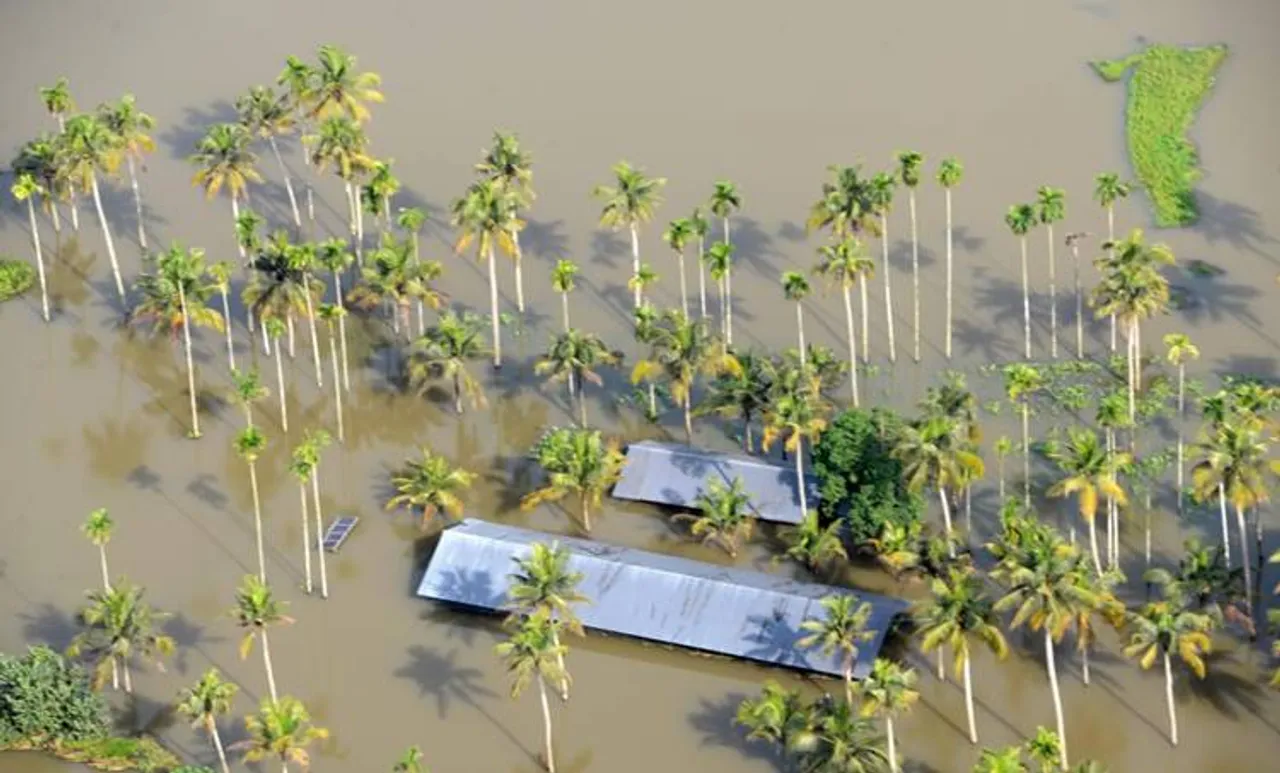 പ്രളയ ബാധിതര്‍ക്ക് മൂന്ന് മാസത്തേക്ക് സൗജന്യ റേഷന്‍; പാഠപുസ്തകങ്ങള്‍ നശിച്ച വിദ്യാർഥികൾക്ക് പുതിയ പുസ്തകം