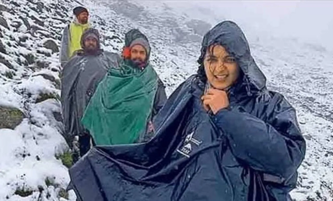 Manju Warrier, മഞ്ജു വാര്യർ, Himachal Pradesh, ഹിമാചൽ പ്രദേശ്, sanal kumar sasidharan, സനൽ കുമാർ ശശിധരൻ, manju warrier in himachal pradesh, rain, മഞജു ഹിമാചലിൽ, കയറ്റം സിനിമ, ie malayalam, ഐഇ മലയാളം
