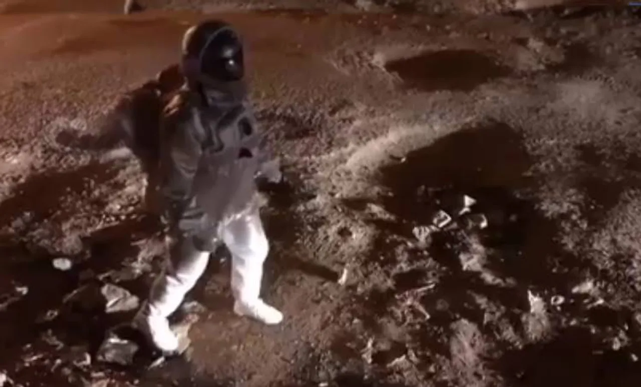 Bengaluru, Bangalore, ബാംഗ്ലൂർ, ബെംഗളൂരു, Pothholes, റോഡിലെ കുണ്ടും കുഴികളും, astronaut, ബഹിരാകാശ യാത്രികൻ, viral video, വൈറൽ വീഡിയോ, iemalayalam, ഐഇ മലയാളം