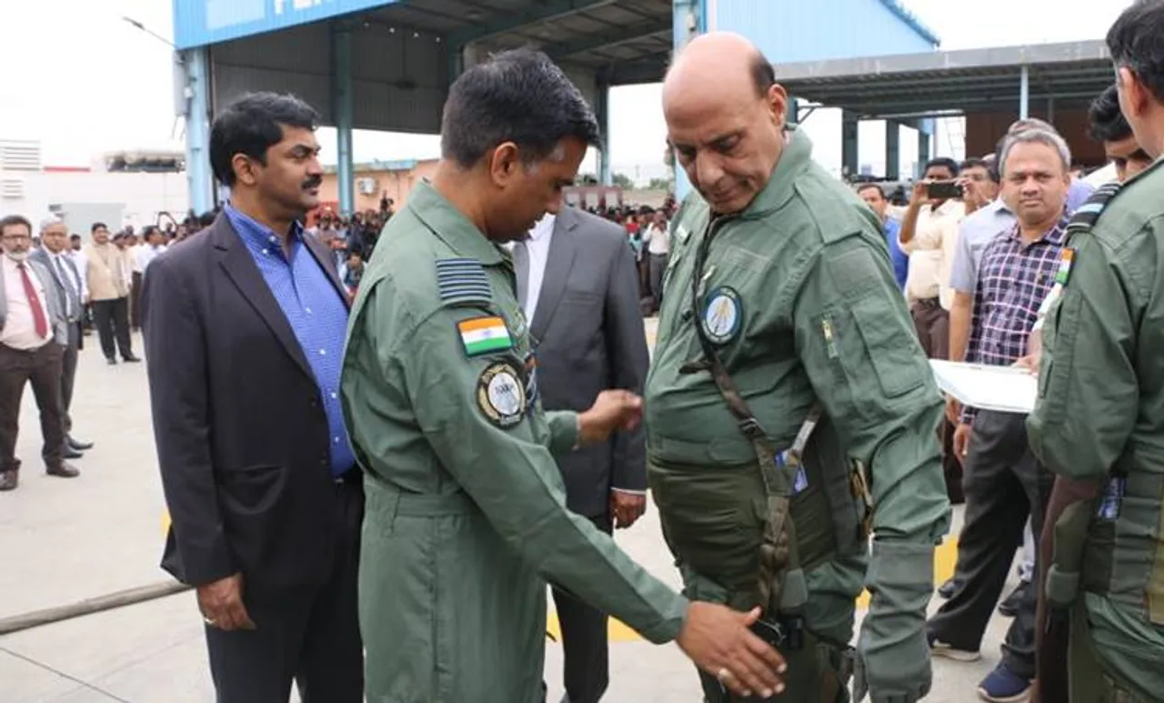 rajnath singh tejas fighter jet, രാജ്നാഥ് സിങ്, തേജസ് യുദ്ധവിമാനം, defence minister rajnath singh, പ്രതിരോധമന്ത്രി രാജ്നാഥ് സിങ്, light combat aircraft (LCA) Tejas, iemalayalam, ഐഇ മലയാളം
