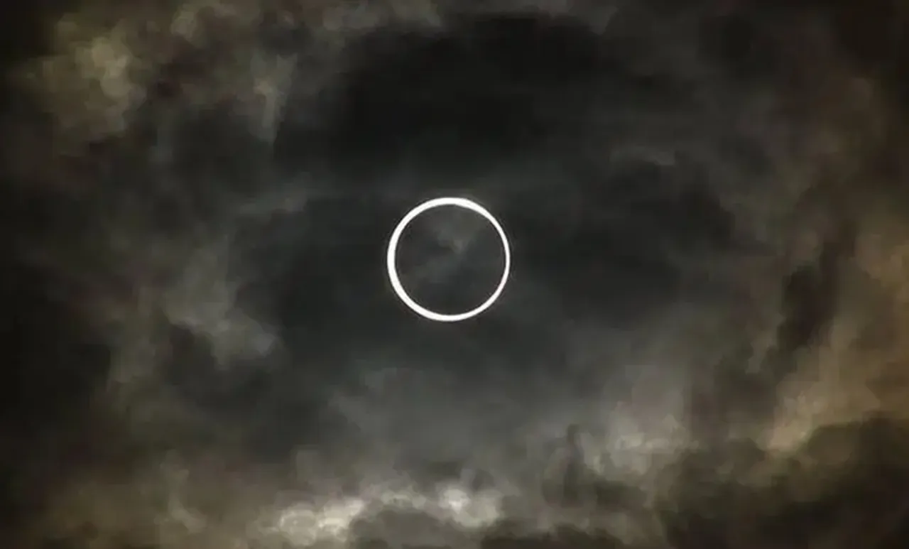 Annular Solar Eclipse, പൂര്‍ണ വലയ സൂര്യഗ്രഹണം, Solar Eclipse, സൂര്യഗ്രഹണം,  Cheuvathur, ചെറുവത്തൂർ, Annular Solar Eclipse in Cheuvathur, ചെറുവത്തൂരിൽ പൂര്‍ണ വലയ സൂര്യഗ്രഹണം, Solar Eclipse in Kerala, സൂര്യഗ്രഹണം കേരളത്തിൽ, Sun, സൂര്യൻ, Moon, ചന്ദ്രൻ,  Solar Eclipse in Kasargode, സൂര്യഗ്രഹണം കാസർഗോഡ്, IE Malayalam, ഐഇ മലയാളം