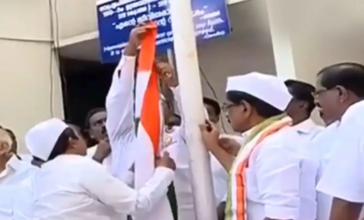 പതാക കുടുങ്ങി, വെള്ളം കുടിച്ച് മുല്ലപ്പള്ളി; കെപിസിസി ആസ്ഥാനത്ത് പ്രവർത്തകരെ ശകാരിച്ച് രാജ്‌മോഹൻ ഉണ്ണിത്താൻ