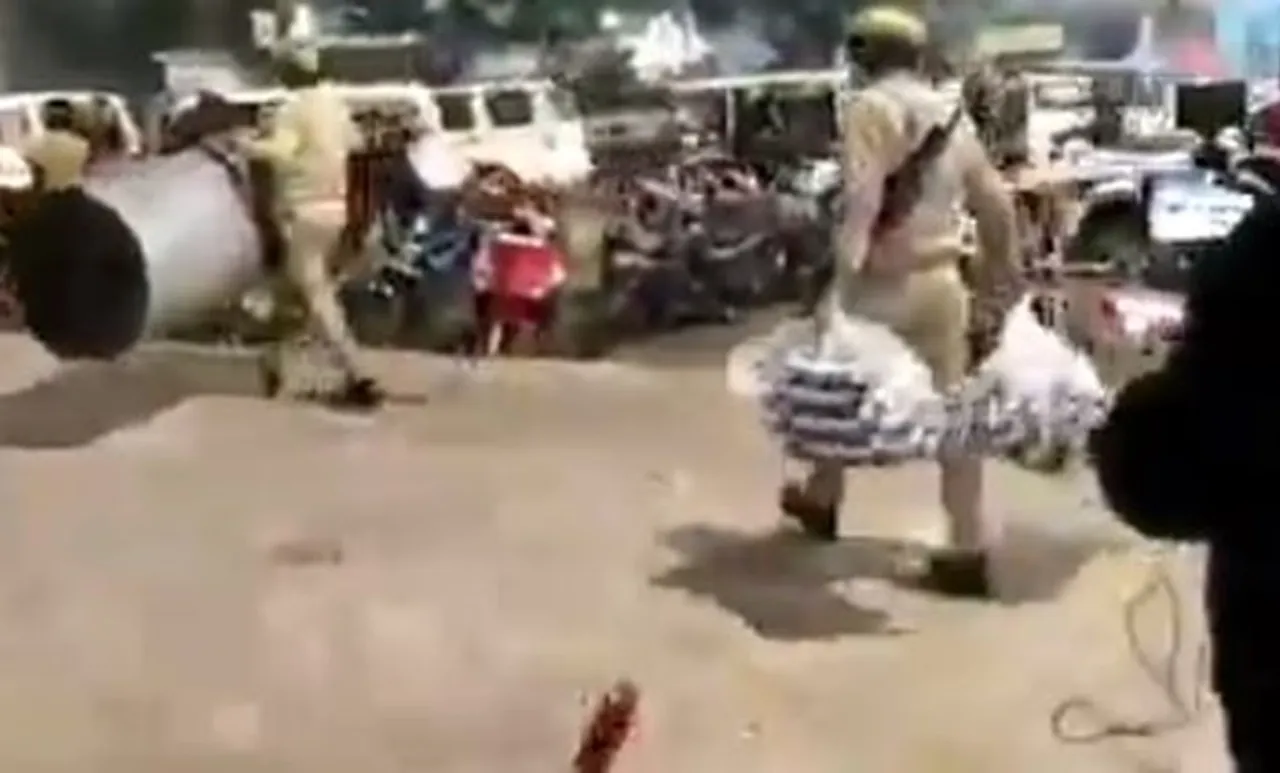 അങ്ങനെ നിങ്ങൾ പ്രതിഷേധിക്കണ്ട..; പുതപ്പും ഭക്ഷണവും 'അടിച്ചുമാറ്റി' യുപി പൊലീസ്, വീഡിയോ