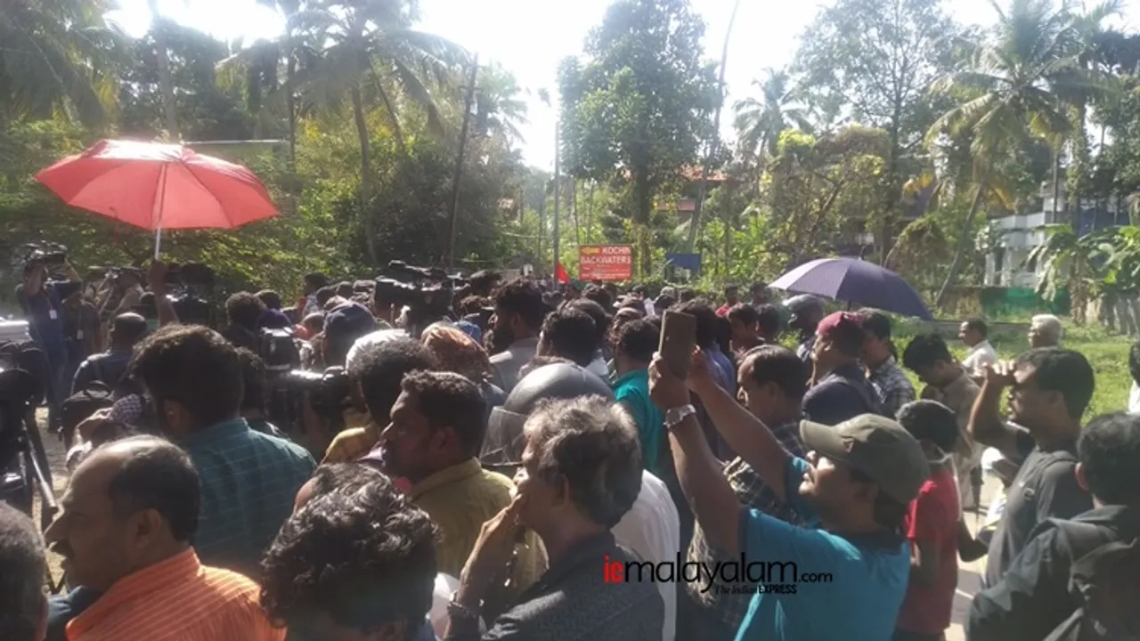 maradu flats demolition, മരട് ഫ്ലാറ്റ് പൊളിക്കൽ, Kochi maradu flat demolition, കൊച്ചിയിലെ മരട് ഫ്ലാറ്റ് പൊളിക്കൽ maradu appartment demolition, property demolition in maradu, flats demolition in maradu, holy faith demolition, alpha serene demolition, maradu apartment demolition today, flats demolition in kochi, maradu flats demolition today live, iemalayalam, ഐഇ മലയാളം