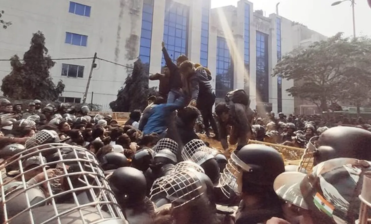 ജാമിയ വിദ്യാർഥികൾക്കു നേരെ അതിക്രമം; പെൺകുട്ടിയുടെ സ്വകാര്യ ഭാഗത്ത് പൊലീസ് മർദനം