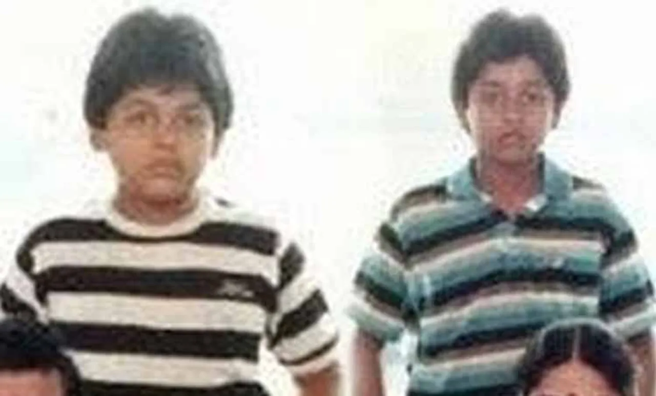 ഈ കൊച്ചു മിടുക്കന്മാരെ മനസ്സിലായോ? ഫോട്ടോയില്‍ കാണുന്ന ഈ കൊച്ചു മിടുക്കന്മാരെ മനസ്സിലായോ? ഇരുവരും തമിഴകത്തെ താരങ്ങളാണ്, സഹോദരന്മാരും. സൂര്യ, കാര്‍ത്തി എന്നിവരുടെ കുട്ടിക്കാലത്തെ ഒരു ചിത്രമാണിത്. അച്ഛന്‍ ശിവകുമാറിനും അമ്മയ്ക്കും സഹോദരിയ്ക്കും ഒപ്പം സൂര്യയും കാര്‍ത്തിയും നില്‍കുന്ന ഈ ചിത്രം ഇപ്പോള്‍ സോഷ്യല്‍ മീഡിയയില്‍ വൈറല്‍ ആകുന്നു. Suriya, suriya age, karthi, karthi age, Suriya childhood photo, Suriya childhood pic, Karthi childhood photo, Karthi childhood pic, stars childhood photos, film stars childhood photos, movie stars childhood photos, താരങ്ങളുടെ കുട്ടിക്കാല ചിത്രങ്ങള്‍