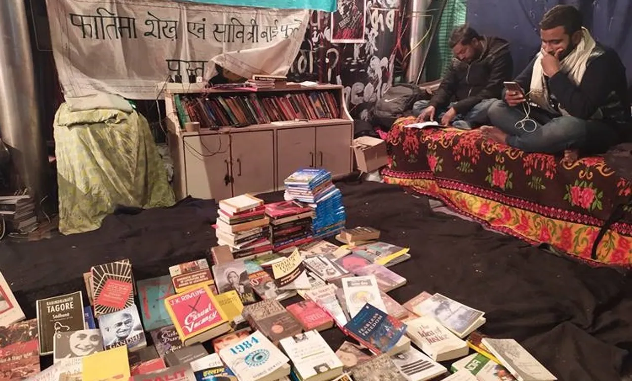 shaheen bagh protests, ഷഹീൻ ബാഗ് പ്രതിഷേധം, shaheen bagh library, ഷഹീൻ ബാഗ് ലൈബ്രറി, shaheen bagh caa protests, protesters reading at shaheen bagh library, Fatima Sheikh-Savitri Bai Phule Library, citizenship amenment act, indian express, iemalayalam, ഐഇ മലയാളം