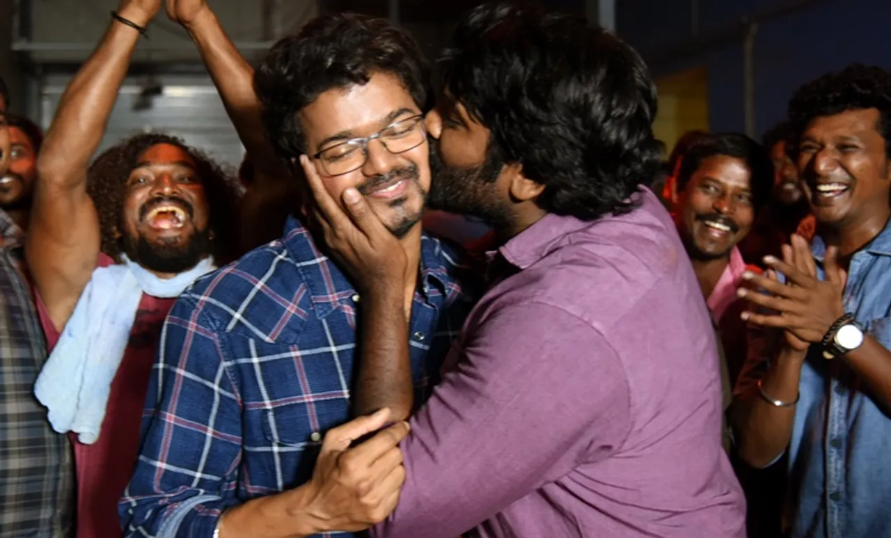 Vijay, വിജയ്, Vijay Sethupathi, വിജയ് സേതുപതി, Master, മാസ്റ്റർ, Master shooting, Vijay Sethupathi kiss, Vijay Sethupathi Vijay kiss, Lokesh Kanagaraj, Master update, iemalayalam, ഐഇ മലയാളം