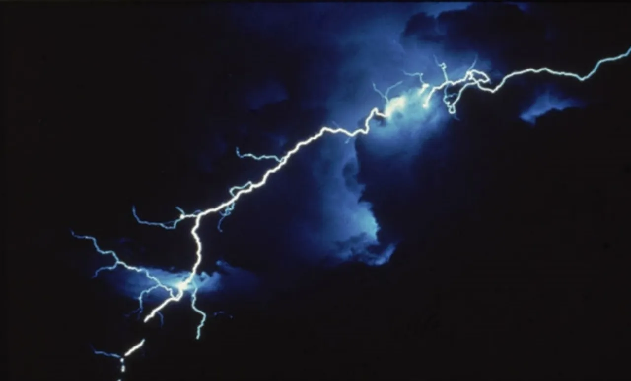 kerala weather, കേരള കാലാവസ്ഥ, rain in kerala, കേരളത്തില്‍ മഴ,lighting, how to be safe from lightning, ie malayalam,