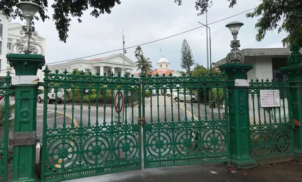 ലക്ഷ്യം വോട്ട് ബാങ്കോ? സർക്കാർ ജീവനക്കാരുടെ ശമ്പള പരിഷ്‌കരണത്തിനെതിരെ ഹൈക്കോടതി