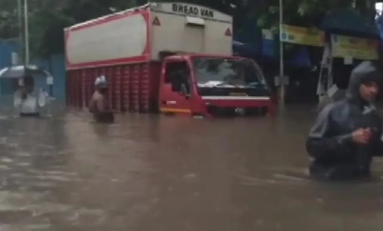 മുംബെെയിൽ പ്രളയം; നഗരവും സമീപപ്രദേശങ്ങളും വെള്ളത്തിനടിയിൽ