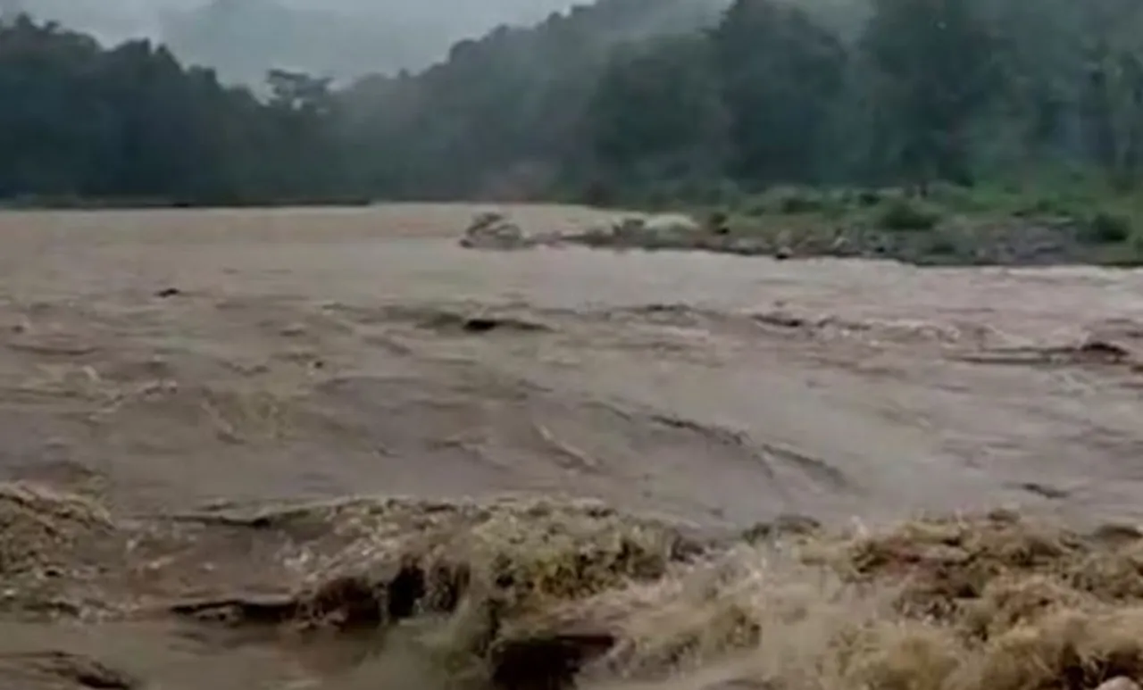 Kerala Floods: കക്കയം വനമേഖലയിൽ ഉരുൾപൊട്ടൽ: 9 കുടുംബങ്ങളെ  മാറ്റിപ്പാർപ്പിച്ചു