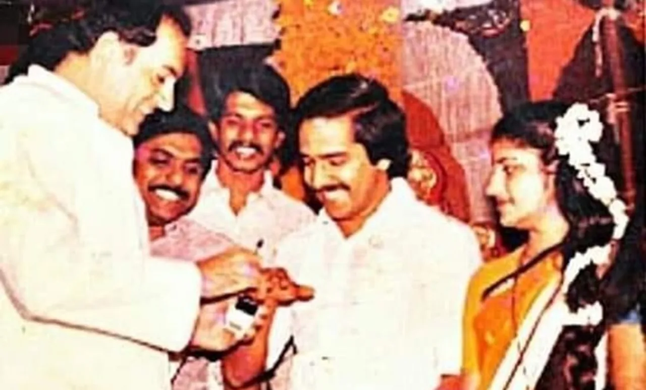 ആ ചിരി കണ്ടാൽ; നമ്രശിരസ്‌കനായി ചെന്നിത്തല, മോതിരമണിയിച്ച് രാജീവ്