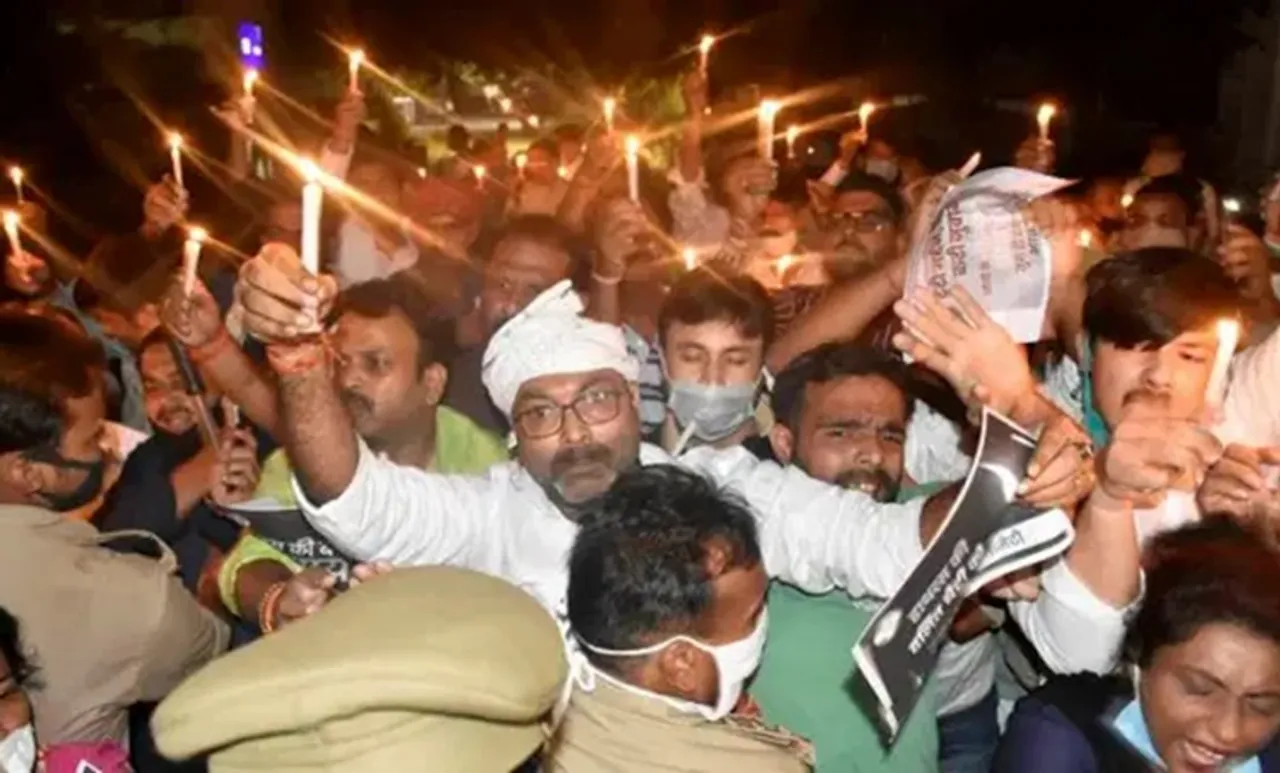 ദലിത് പെൺകുട്ടിയുടെ പീഡനം: മൃതദേഹം വീട്ടുകാർക്ക് കൊടുത്തില്ല, തിടുക്കത്തിൽ സംസ്‌കരിച്ച് യുപി പൊലീസ്
