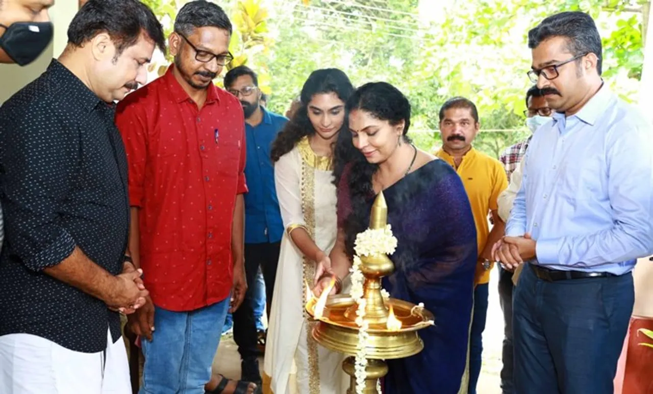 ആശാ ശരത്തിനൊപ്പം മകള്‍ ഉത്തര വെള്ളിത്തിരയിലേക്ക്