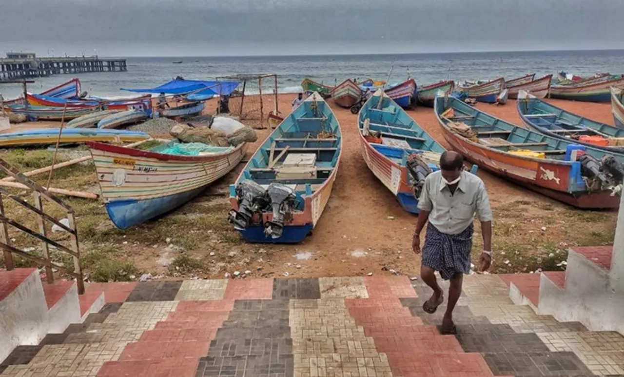 ഭയപ്പെടുത്തി പിൻവാങ്ങി ബുറെവി; കേരളത്തിൽ ജാഗ്രത തുടരും