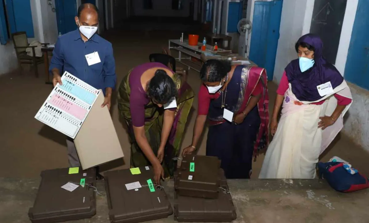 election 2020, തിരഞ്ഞെടുപ്പ് 2020 live updates, election 2020 kerala live updates, കേരള തിരഞ്ഞെടുപ്പ് 2020, kerala local body election 2020, , കേരള തദ്ദേശഭരണ തിരഞ്ഞെടുപ്പ് 2020, kerala local body polls dates, കേരള തദ്ദേശഭരണ തിരഞ്ഞെടുപ്പ് വോട്ടിങ് തിയതികൾ, special ballot paper, സ്പെഷൽ ബാലറ്റ്‌ പേപ്പർ, special ballot paper for covid-19 patients, കോവിഡ് രോഗികൾക്കു സ്പെഷൽ ബാലറ്റ്‌ പേപ്പർ, indian express malayalam, ഇന്ത്യൻ എക്‌സ്‌പ്രസ് മലയാളം ie malayalam, ഐഇ മലയാളം