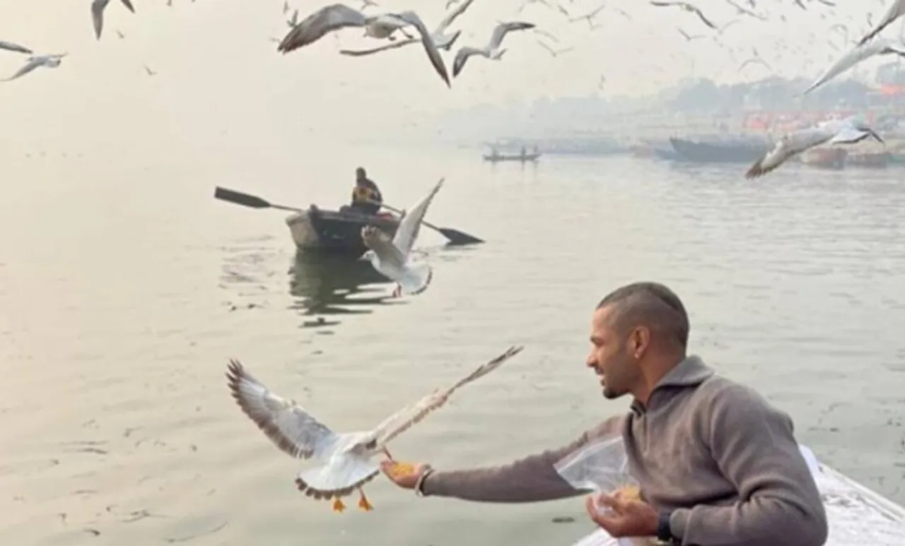 പക്ഷികൾക്ക് തീറ്റ കൊടുത്ത് ശിഖർ ധവാൻ; തുഴച്ചിലുകാരനെതിരെ നടപടി