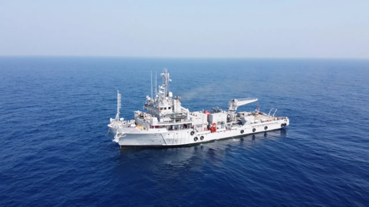 Ship, fisheries boat,Beypore, Mangalore, navy, search, rescue, നാവിക സേന, കപ്പൽ, ബോട്ട്, ബേപ്പൂർ, മംഗലാപുരം, ie malayalam