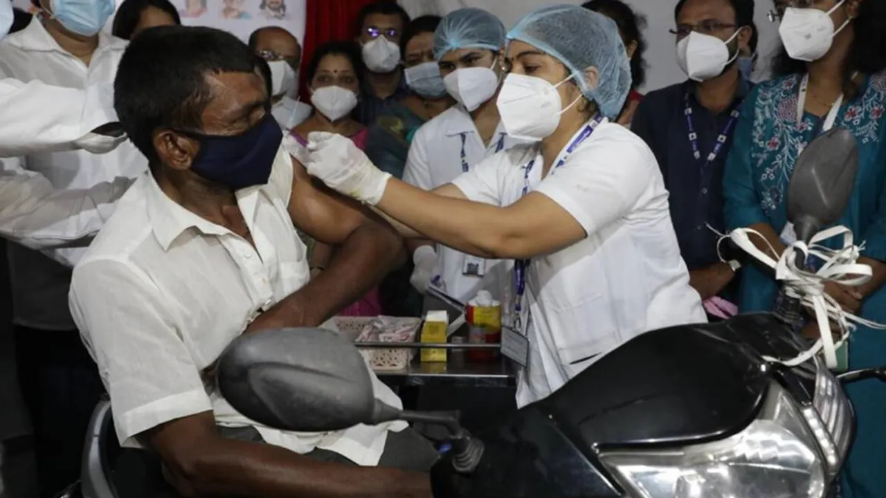 India Covid-19, India covid-19 cases, India covid-19 vaccine, supreme court covid-19, supreme court grills centre covid-19, supreme court centre vaccine policy, supreme court news, delhi news, India covid-19 vaccine news, Indian Express, കോവിഡ്, കോവിഡ് വാക്സിൻ, വാക്സിൻ, news, malayalam news, news in malayalam, ie malayalam