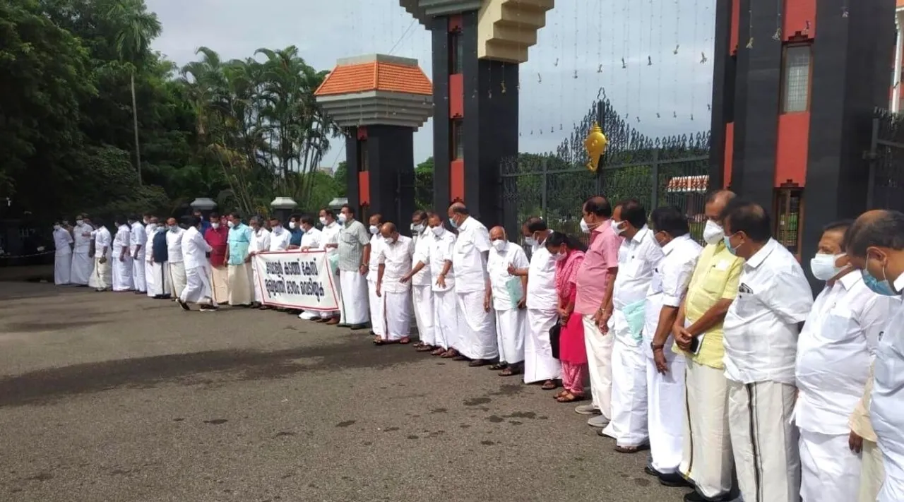 ഡോളർ കടത്ത് കേസ്: സഭ ബഹിഷ്‌കരിച്ച് പ്രതിപക്ഷം; പുറത്ത് 'അഴിമതി വിരുദ്ധ മതിൽ'