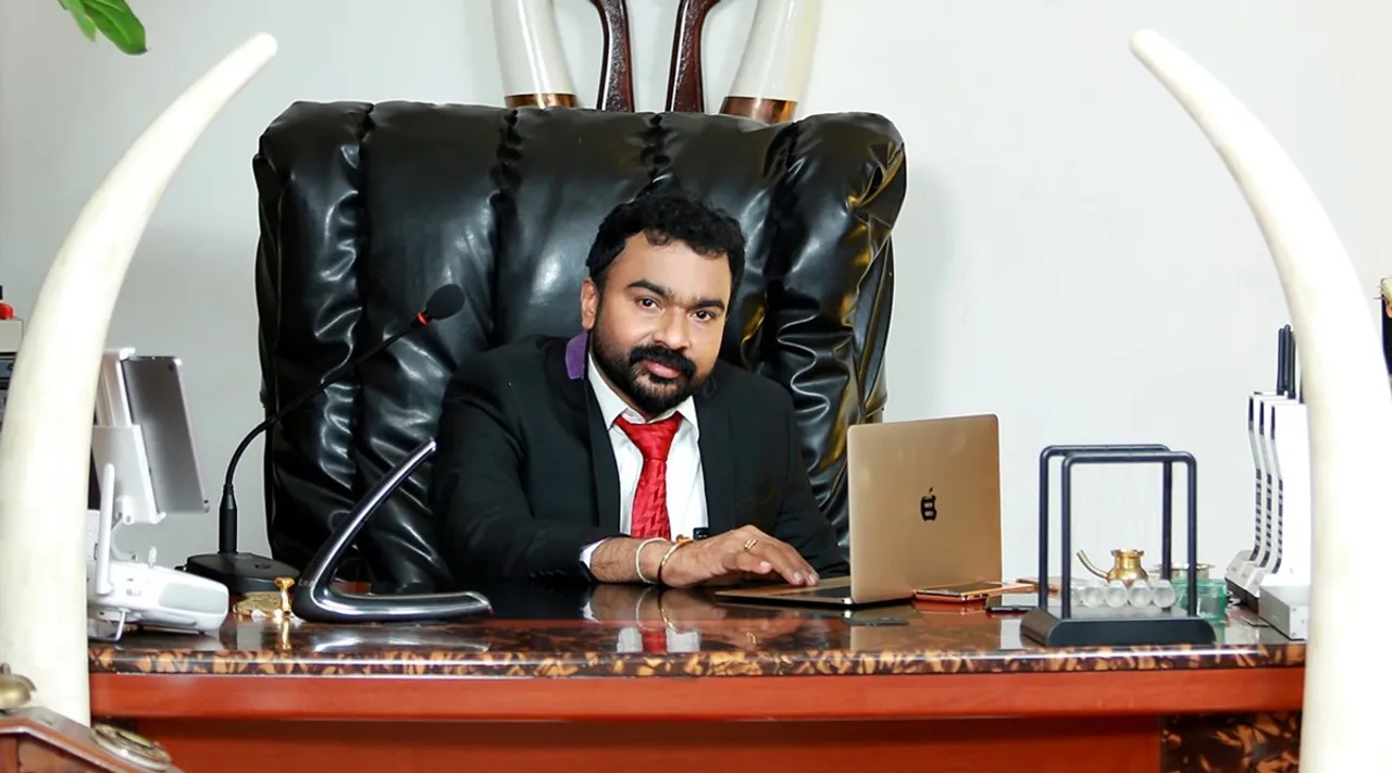 Monson Mavunkal, മോന്‍സണ്‍ മാവുങ്കല്‍,Fraud Case, പുരാവസ്തു തട്ടിപ്പ്, Monson Mavunkal Fraud Case, Monson Mavunkal case investigation, Monson Mavunkal case special investigation team, Monson Mavunkal, മോന്‍സണ്‍ ട്രോൾ, K Sundhakaran, കെ സുധാകരന്‍, K Sudhakaran Monson Mavunkal, Monson Mavunkal frau case Police, Monson Mavunkal fraud case IG Lakshmana, Monson Mavunkal frau case DIG S Surendran, Monson Mavunkal fraud case Manoj Abraham, Monson Mavunkal frau case former DGP Loknath Behra, NK Kurian, Monson Mavunkal frau case Jiji Thomson, Monson Mavunkal frau case Crime Branch, Kerala News, latest news, Monson Mavunkal frau case news, indian express malayalam, IE Malayalam, ഐഇ മലയാളം