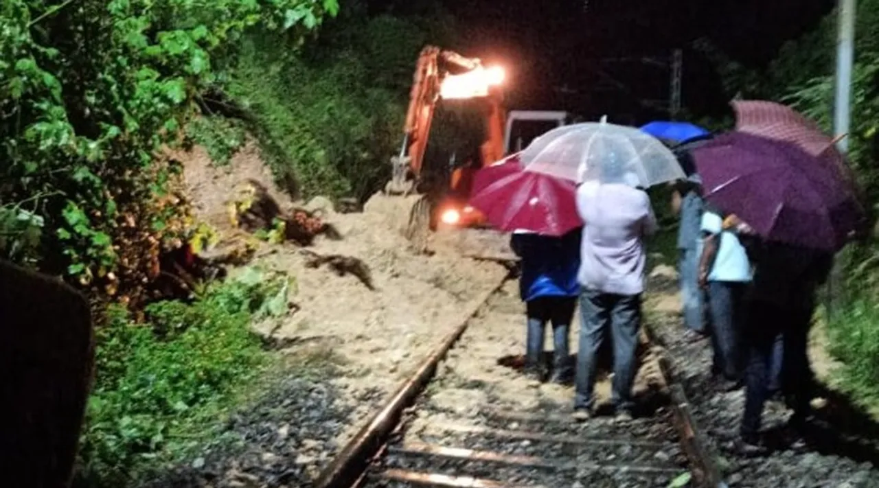 Kerala Rain Updates, Thiruvananthapuram rains, heavy rains Thiruvananthapuram, train cancellation,landslide in railway track, കാലാവസ്ഥ മുന്നറിയിപ്പ്, Heavy Rain, ശക്തമായ മഴയ്ക്ക് സാധ്യത, Yellow Alert, യെല്ലോ അലര്‍ട്ട്, Yellow Alert in two districts, Pathanamthitta, Idukki, Latest Malayalam News, latest news, malayalam news, news in malayalam, kerala news, indian express malayalam, IE Malayalam, ഐഇ മലയാളം