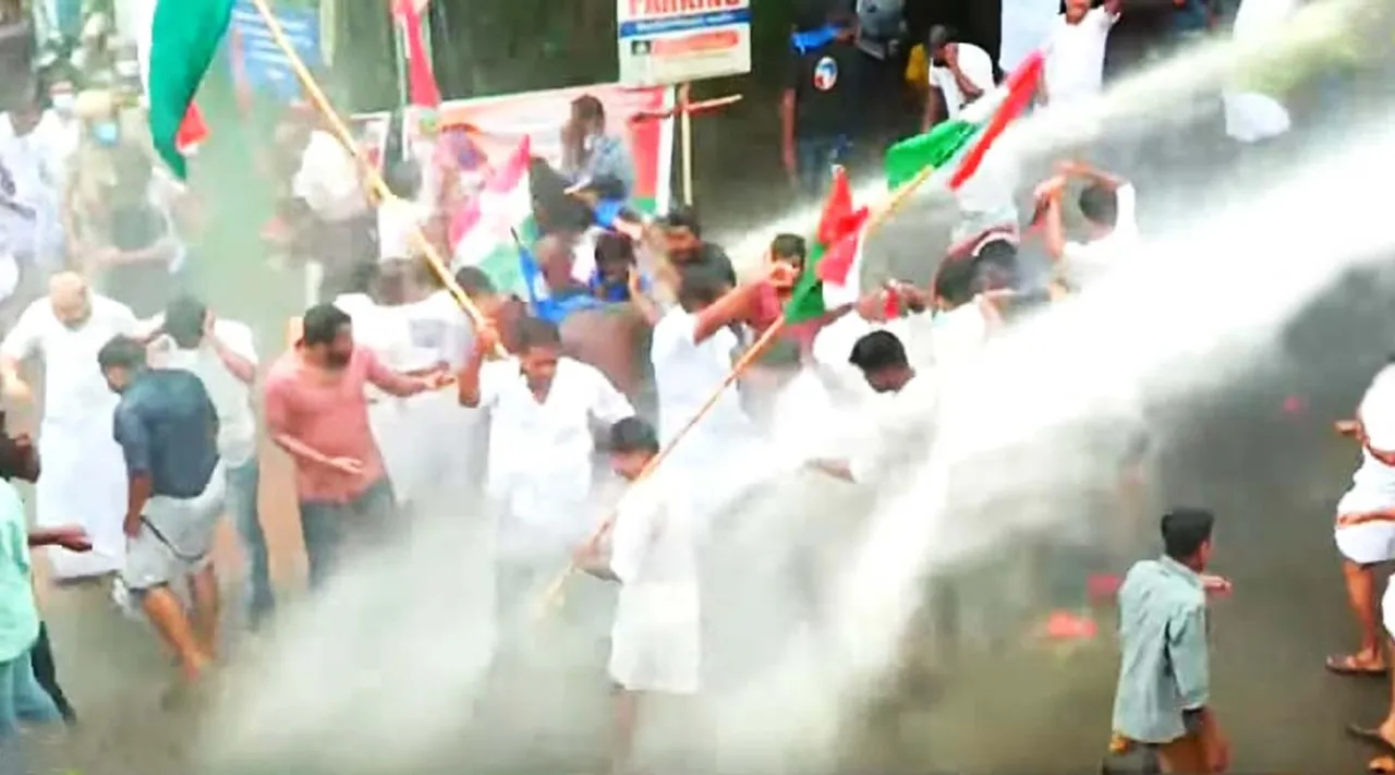 മോഫിയ കേസ്: കോൺഗ്രസ് എസ്‌ പി ഓഫീസ് മാർച്ചിൽ സംഘർഷം, കണ്ണീർവാതകം പ്രയോഗിച്ചു