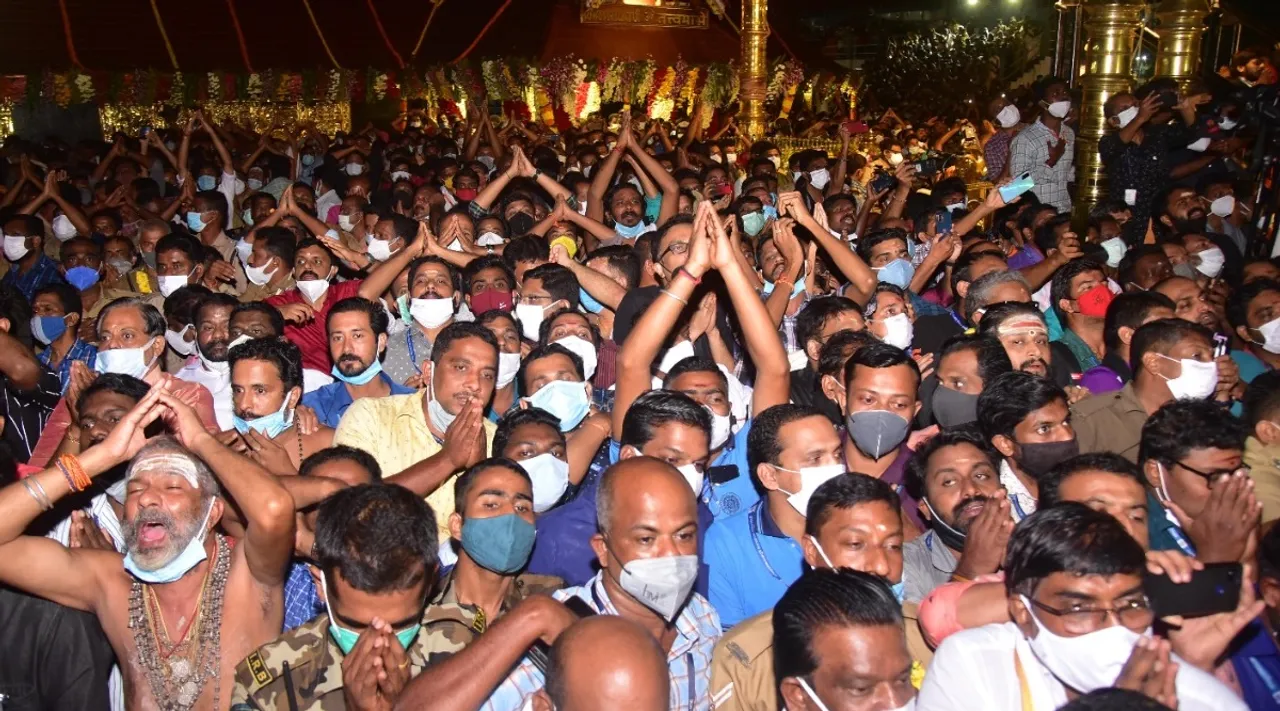 മകരജ്യോതി ദര്‍ശിച്ച് തീര്‍ത്ഥാടകര്‍; ഭക്തിസാന്ദ്രമായി ശബരിമല: ചിത്രങ്ങള്‍