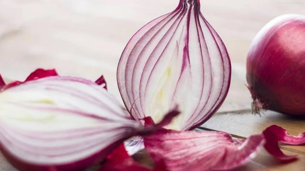 onion| uses of onion juice| how to use onion juice|