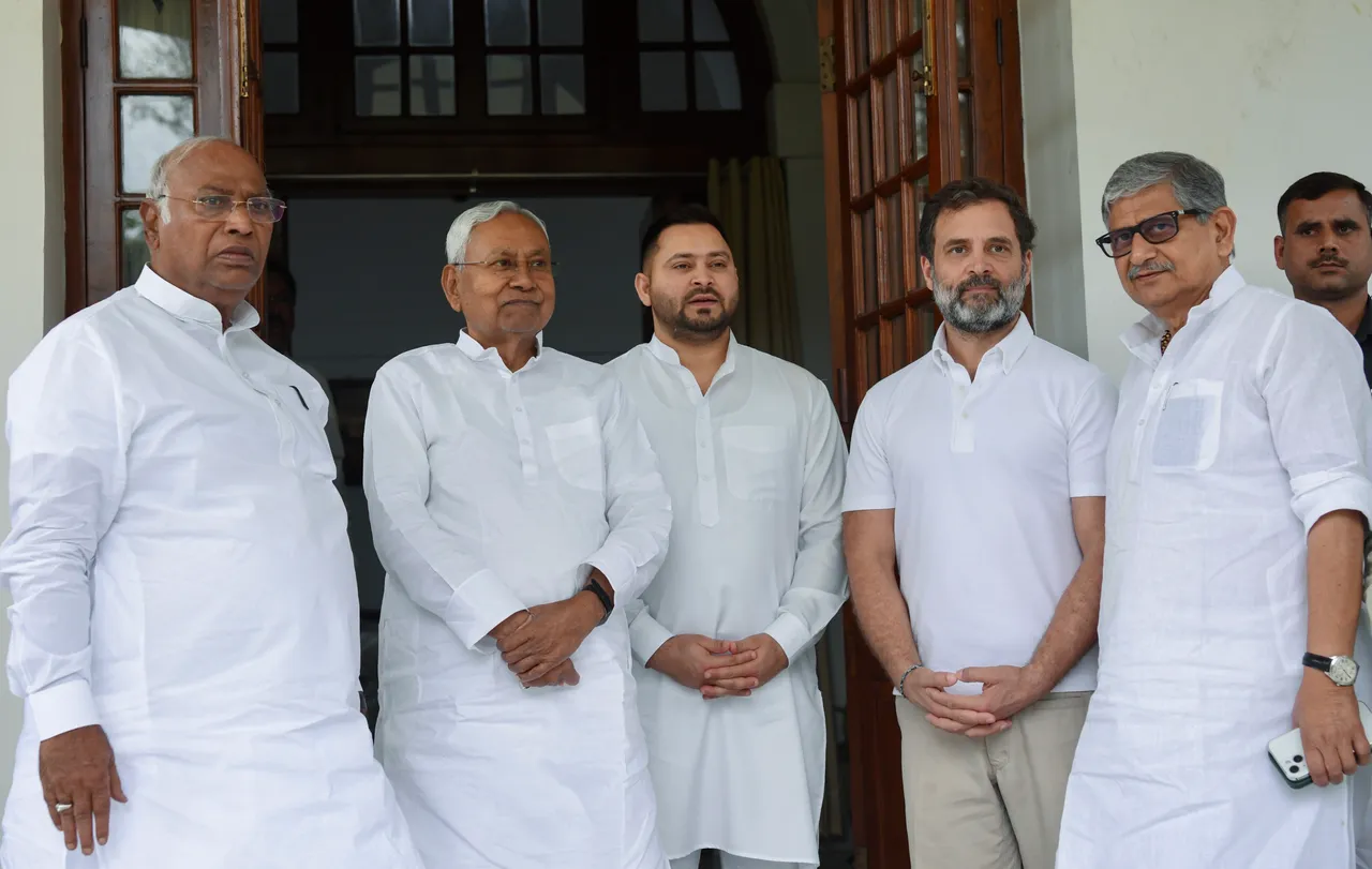 Nitih kumar, mallikarjun kharge, nitish kumar meets kharge, nitish kumar meets rahul gandhi, jdu meets congress, congress jdu meet, oppostion unity, tejashwi yadav, lalan singh