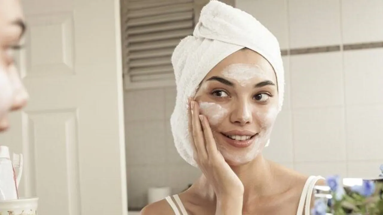 what are whiteheads, dofference between whiteheads and blackheads, how to remove whiteheads at home, whiteheads removal DIY, DIY skincare tips