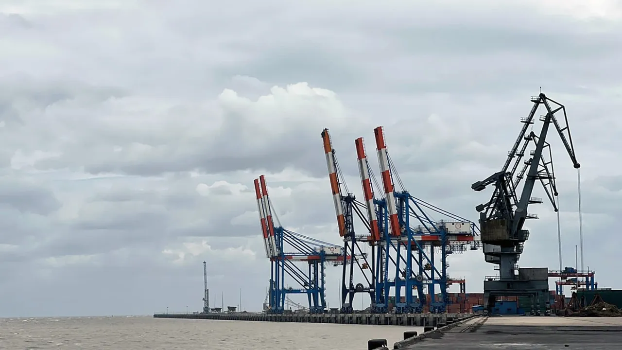 Kandla Port cleared of ships and Signal Number 10 has been raised