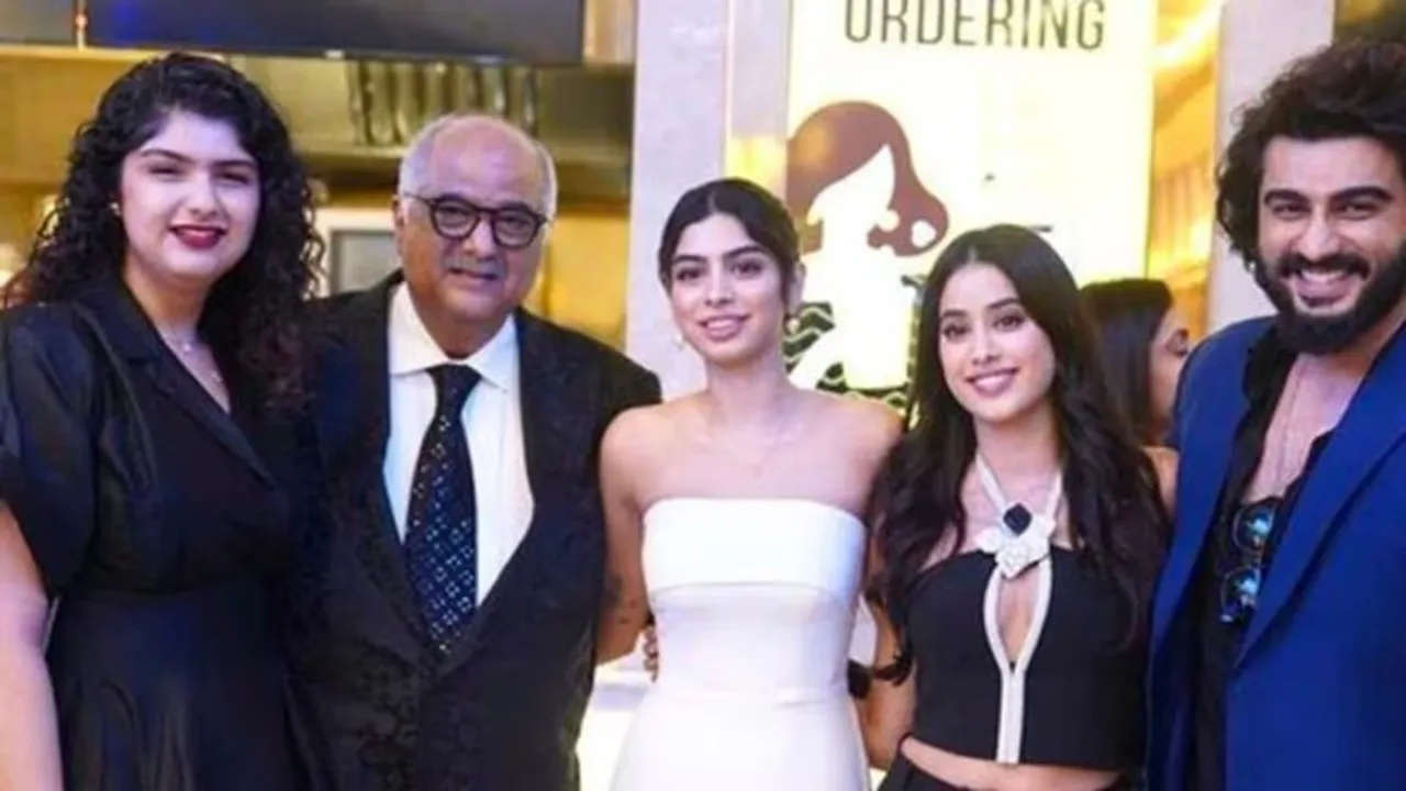 Boney Kapoor with Arjun Anshula Janhvi and Khushi