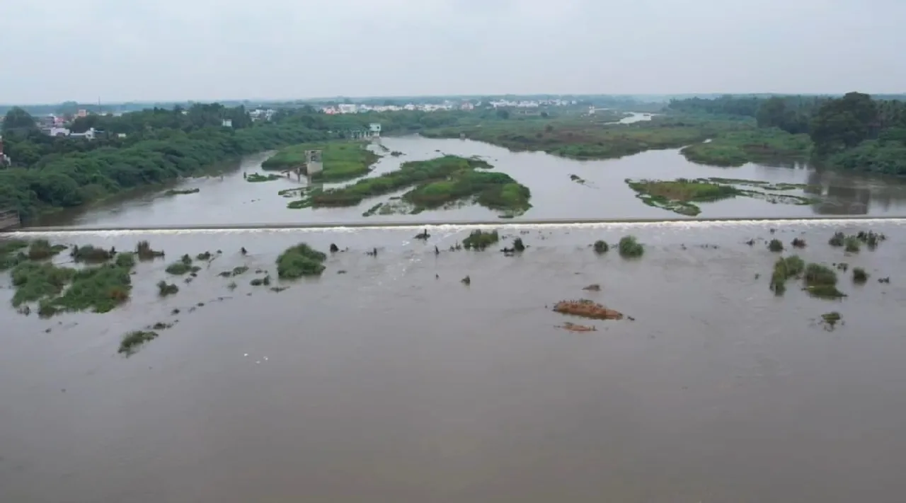 TN Rains Vaigai River in full flow at Tiruppuvanam photos Tamil News 
