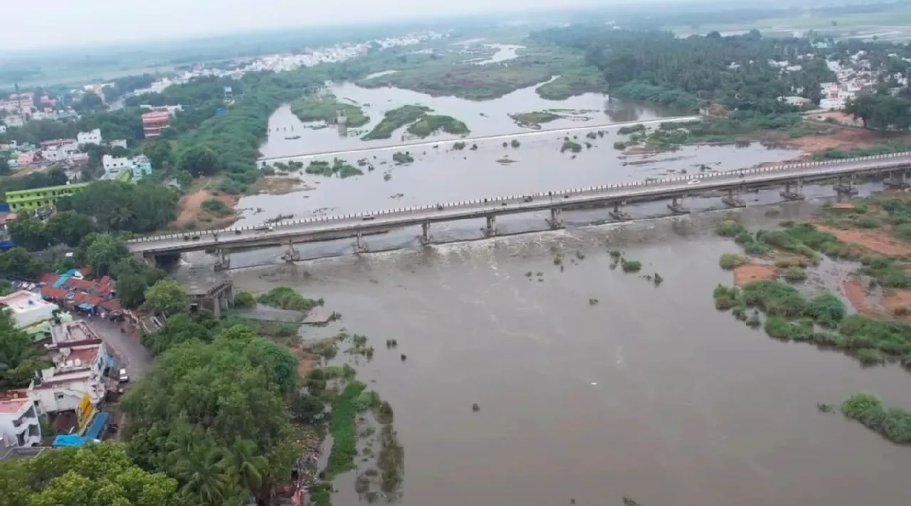 TN Rains Vaigai River in full flow at Tiruppuvanam photos Tamil News 