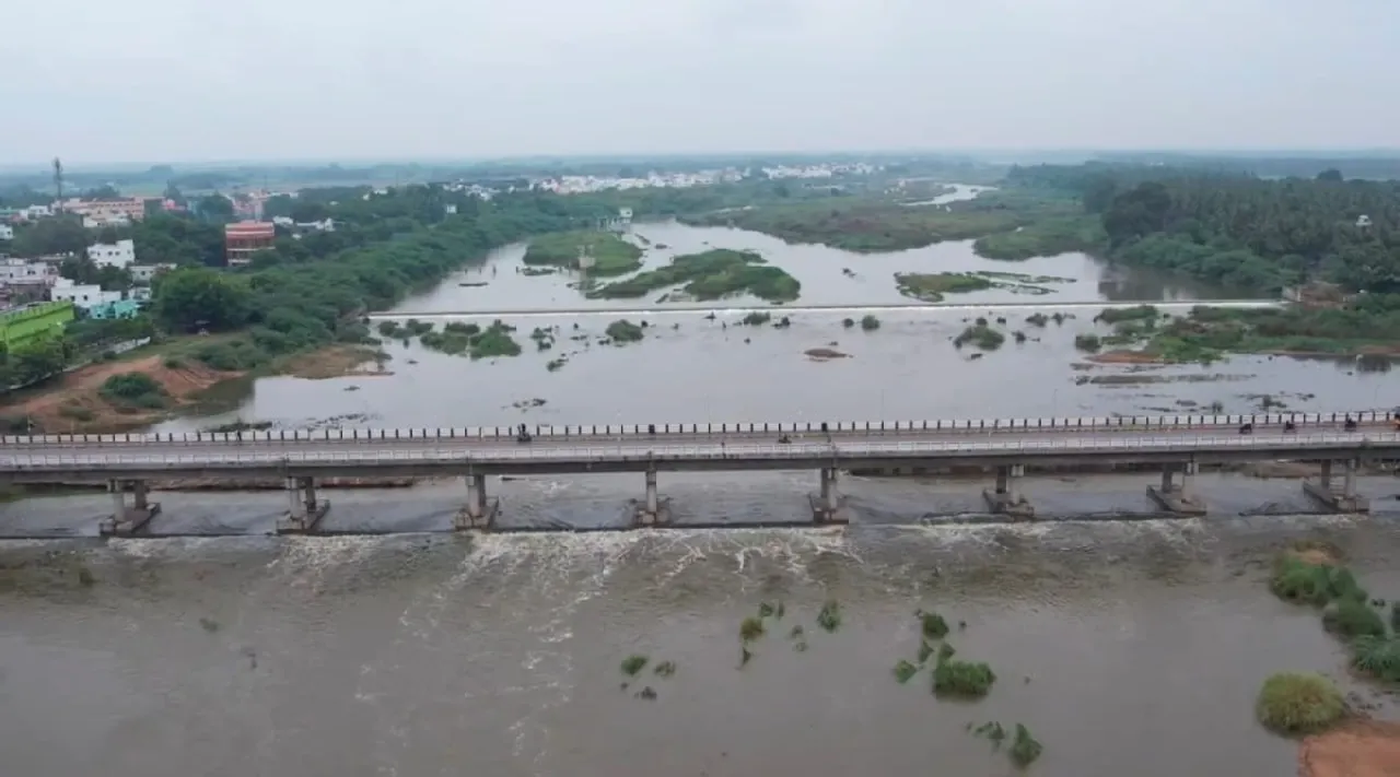 TN Rains Vaigai River in full flow at Tiruppuvanam photos Tamil News 