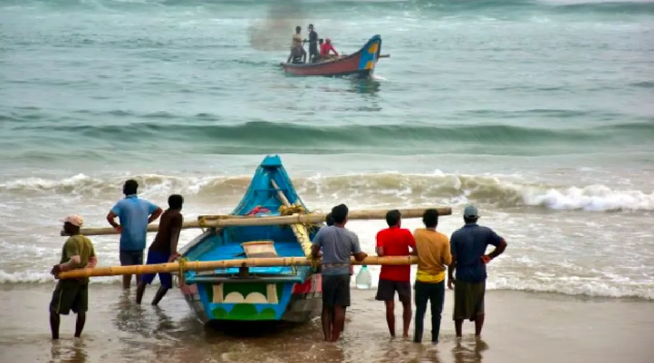 How Odisha bracing to tackle cyclone Dana Tamil News 