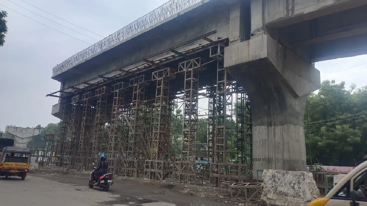 Madurai 4 heavily injured in Koripalayam steel structure for flyover collapsed at midnight Tamil News 