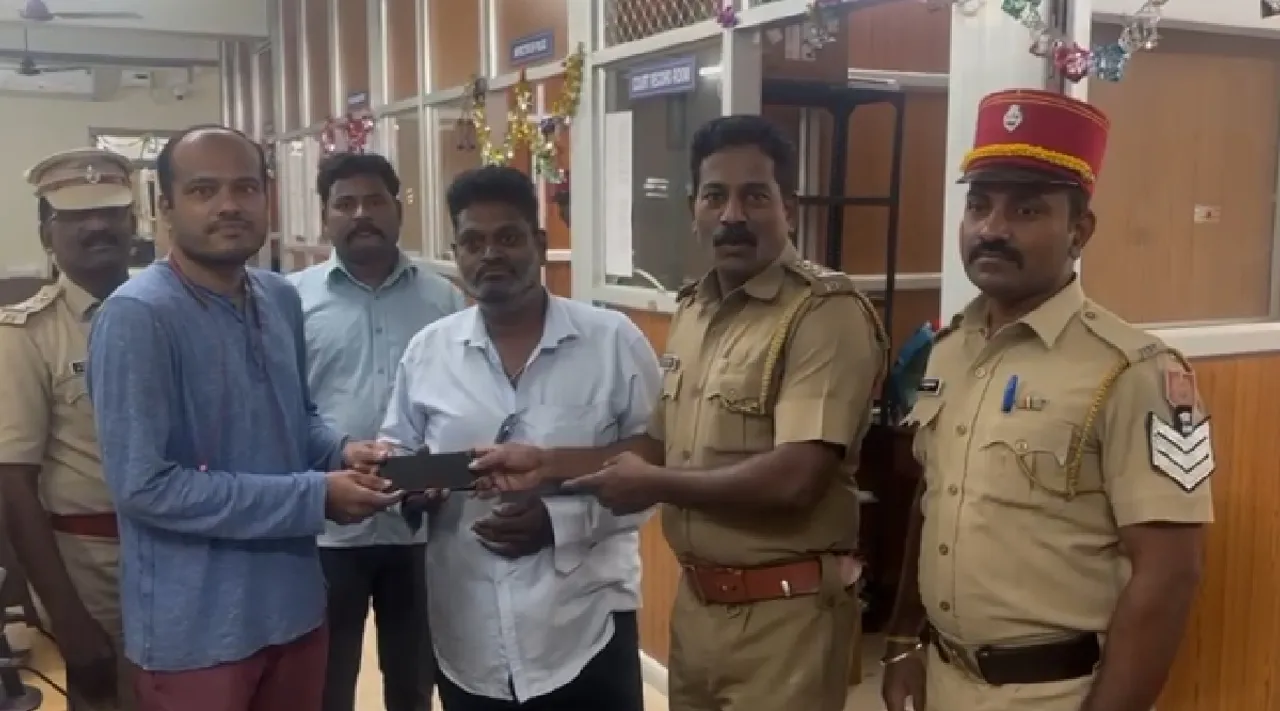 Puducherry police honored disabled person who handed over coslty mobile phone Tamil News 