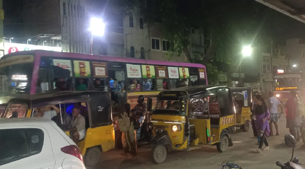 Madurai people obsessed with Share autos violating traffic rules complaint about police Tamil News 