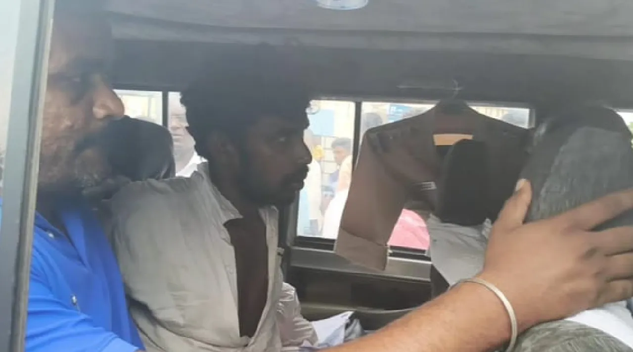 ramanathapuram tiruvadanai police and people chase and catch thief stole temple jewel Tamil News