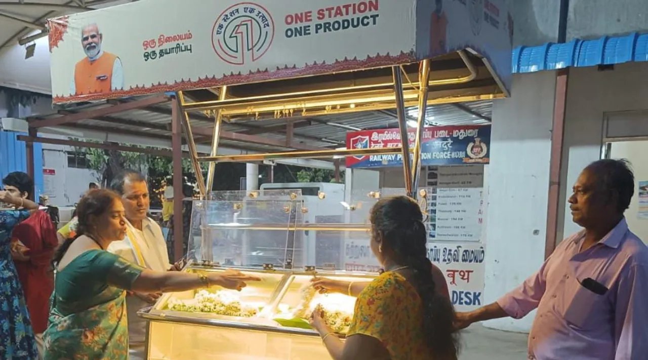 Madurai Sale of jasmine flower on railway platform Tamil News