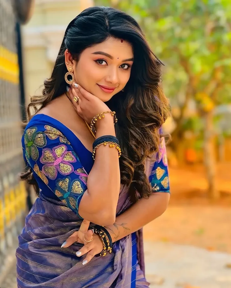 இதுக்கு பேர் தான் ரொமான்டிக் லுக்கோ? சன் டி.வி சீரியல் நடிகை வைரல் க்ளிக்ஸ்