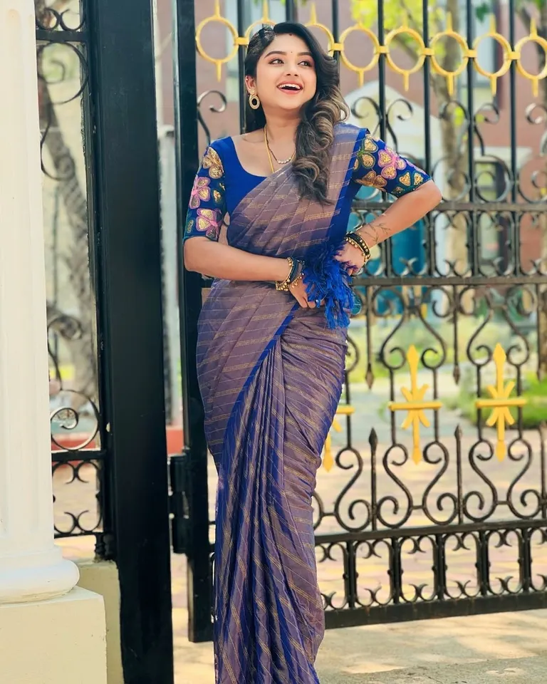 இதுக்கு பேர் தான் ரொமான்டிக் லுக்கோ? சன் டி.வி சீரியல் நடிகை வைரல் க்ளிக்ஸ்