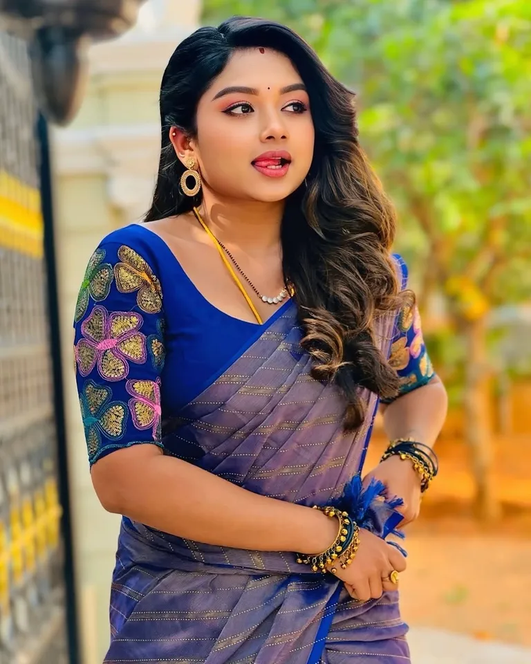 இதுக்கு பேர் தான் ரொமான்டிக் லுக்கோ? சன் டி.வி சீரியல் நடிகை வைரல் க்ளிக்ஸ்
