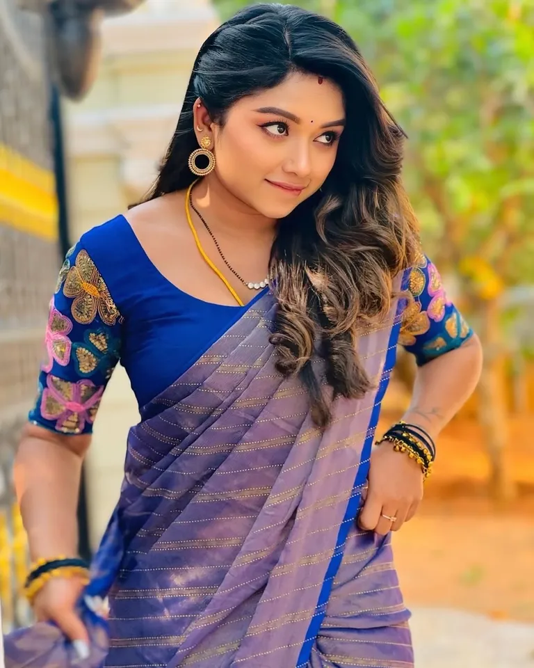 இதுக்கு பேர் தான் ரொமான்டிக் லுக்கோ? சன் டி.வி சீரியல் நடிகை வைரல் க்ளிக்ஸ்